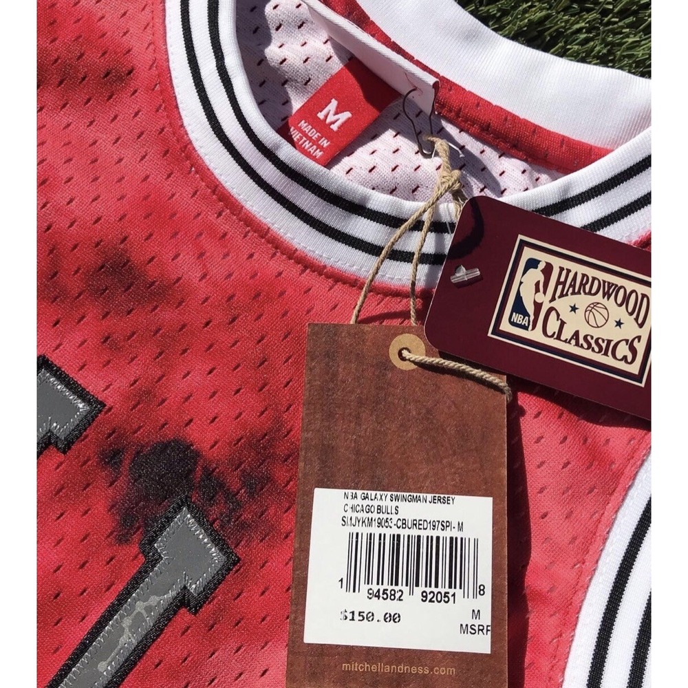 NWT Chicago Bulls Scottie Pippen #33 Mitchell & Ness Swingman Men size MEDIUM - Picture 4 of 10